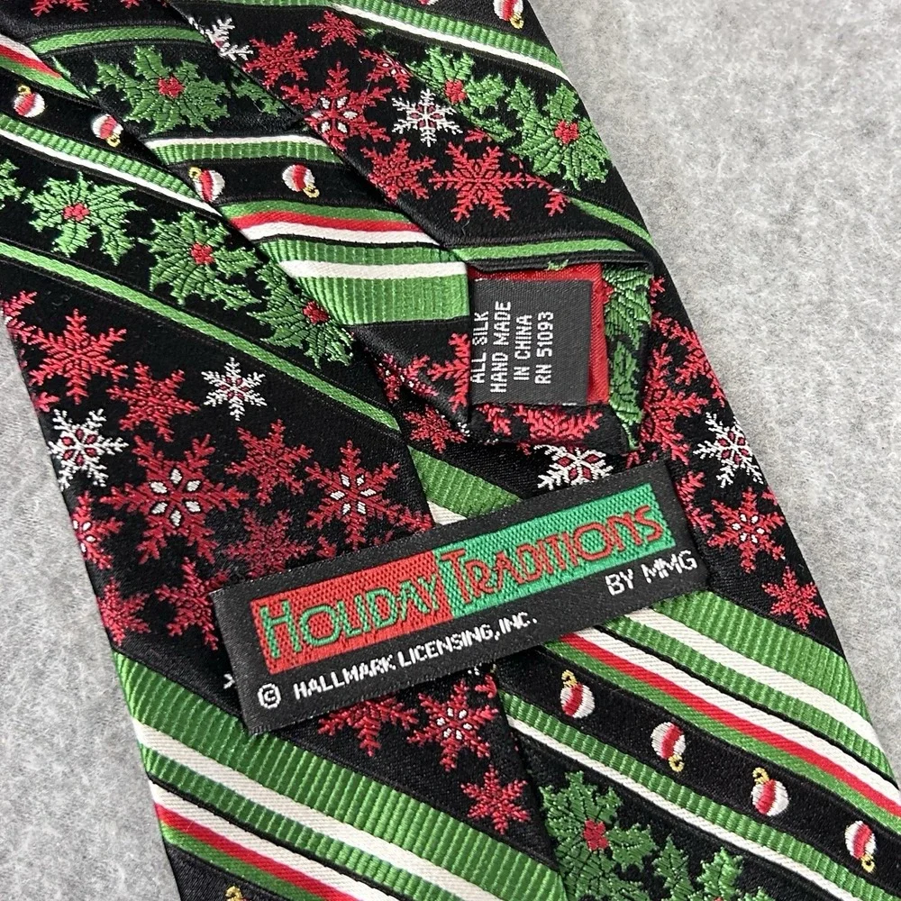 Hallmark Holiday‎ Traditions Christmas Tie Snowflakes Holly Ornaments Mens